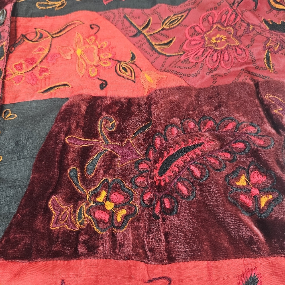 Chico's Red and Black Patterned Jacketvintage, dating its production to the 80s - Picture 7 of 15